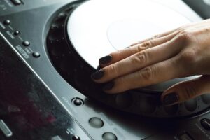Wie rum kommt die CD in die PS5? So legst du eine Disc richtig in die PlayStation 5 ein