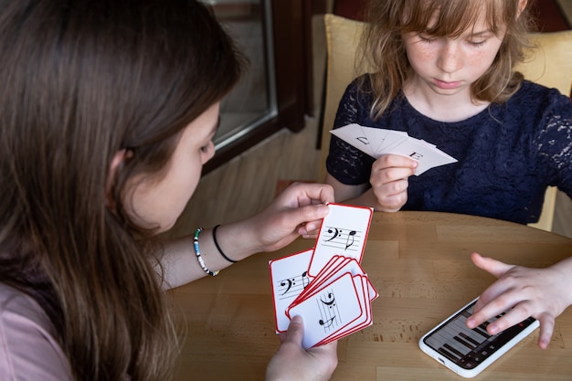 Kartenspiel DOS – Anleitung – Spielregeln und Tipps für einen schnellen Einstieg