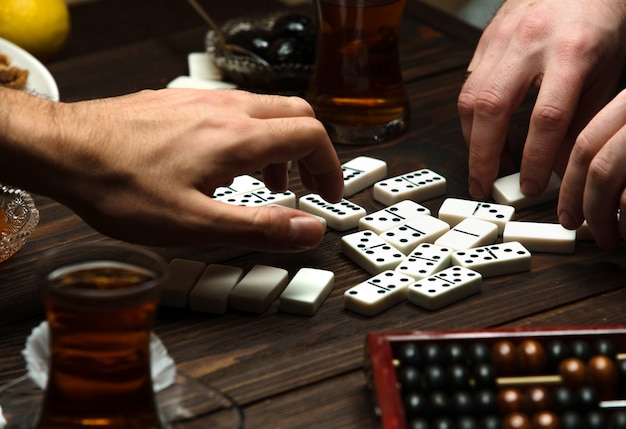 Wie viele Steine gibt es bei Rummikub? Anzahl der Spielsteine und Spielaufbau bei Rummikub erklärt